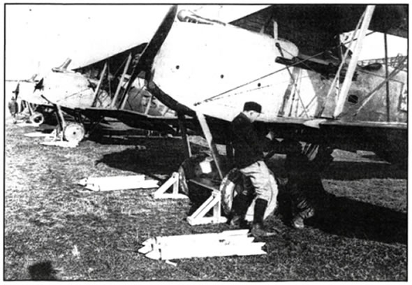 Γαλλικά αεροσκάφη του Α' Παγκόσμιου Πολέμου. Η αεροπλοΐα αναπτύχθηκε ταχύτατα στις αρχές του 20ού αιώνα, κυρίως για στρατιωτικούς λόγους. Τα αεροπλάνα χρησιμοποιήθηκαν ήδη από τον Α' Παγκόσμιο Πόλεμο, σε περιορισμένο όμως Βαθμό και κυρίως για αναγνώριση του εχθρού και για Βομβαρδισμούς.