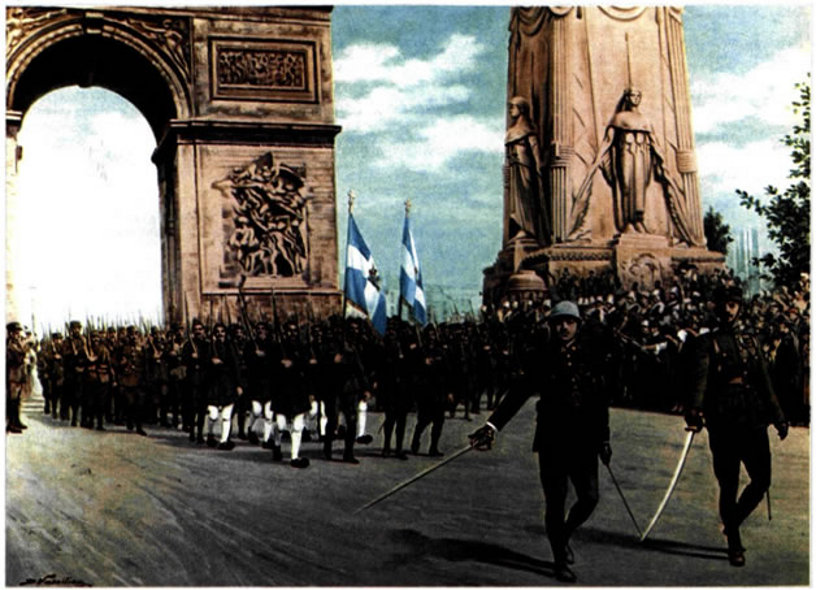 Ελληνικό στρατιωτικό τμήμα παρελαύνει κάτω από την Αψίδα του Θριάμβου στο Παρίσι στις 14 Ιουλίου 1919, ημέρα εθνικής εορτής των Γάλλων, με αφορμή τους συμμαχικούς εορτασμούς για τη νίκη στον Α' Παγκόσμιο Πόλεμο.