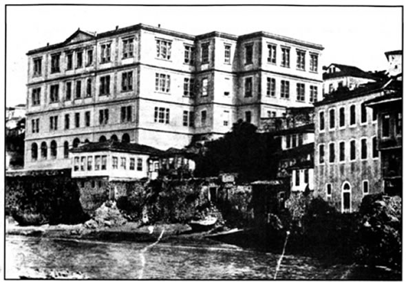 Το Φροντιστήριο της Τραπεζούντας ιδρύθηκε το 1682 από τον μεγάλο δάσκαλο του έθνους Σεβαστό Κυμινήτη και λειτούργησε έως το 1922. Η ελληνική παιδεία στη Μικρά Ασία συντελούσε στην τόνωση του εθνικού φρονήματος των Ελλήνων Μικρασιατών.