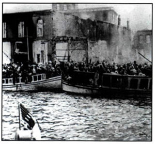 Έλληνες εγκαταλείπουν τη Σμύρνη καταδιωκόμενοι από τους Τούρκους.