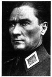 Ο Μουσταφά Κεμάλ, ο οποίος αργότερα ονομάστηκε Ατατούρκ (=πατέρας των Τούρκων], ήταν αξιωματικός του τουρκικού στρατού που είχε διακριθεί στην απόκρουση της συμμαχικής απόβασης στην Καλλίπολη το 1915. Το 1919 μετέβη στη Σαμψούντα του Πόντου, από όπου άρχισε την οργάνωση της αντίστασης κατά της ελληνικής στρατιωτικής παρουσίας στη Μικρά Ασία. Θεωρείται ο δημιουργός της σύγχρονης Τουρκίας.