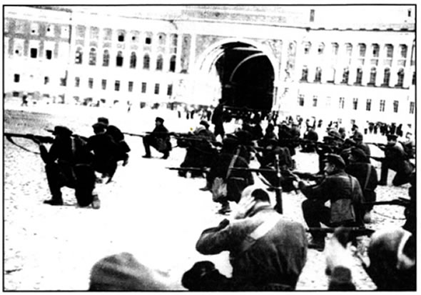 Οι επαναστάτες επιτίθενται εναντίον των χειμερινών ανακτόρων στην Πετρούπολη. Η κατάληψη των χειμερινών ανακτόρων του τσάρου στις 26 Οκτωβρίου/7 Νοεμβρίου του 1917 προκάλεσε την πτώση της κυβέρνησης Κερένσκυ και την εγκαθίδρυση της εξουσίας των Μπολσεβίκων.