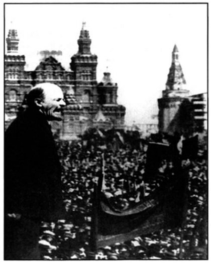 Ο Βλαντιμίρ Ιλιτς Ουλιάνοφ (1870-19241, που έλαβε το ψευδώνυμο Λένιν, υπήρξε ο ηγέτης του κινήματος των Μπολσεβίκων και του νέου κομμουνιστικού καθεστώτος. Εδώ εικονίζεται σε δημόσια ομιλία του στην Κόκκινη Πλατεία της Μόσχας.