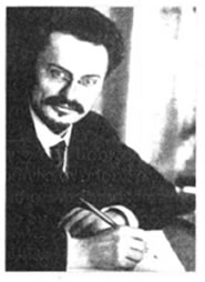 Ο Λέον Τρότσκυ (1879-1940) οργάνωσε τον Κόκκινο Στρατό, που επέτρεψε στους Μπολσεβίκους να διατηρήσουν την εξουσία κατά τον τριετή Εμφύλιο Πόλεμο (1918-1921). Το 1929 εξορίστηκε από το σοβιετικό καθεστώς, ενώ το 1940 δολοφονήθηκε στο Μεξικό από Σοβιετικό πράκτορα.