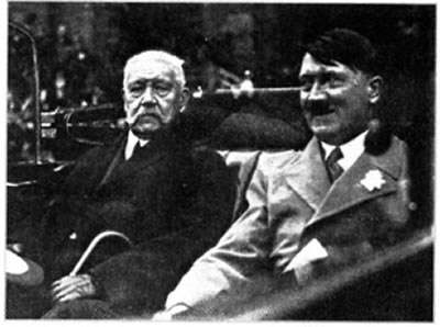 Ο Αδόλφος Χίτλερ (1889- 1945), καγκελάριος της Γερμανίας από το 1933, με τον πρόεδρο της Δημοκρατίας της Βαϊμάρης, στρατάρχη Πάουλ φον Χίντενμπουργκ (1847- 1934). Ο τελευταίος συναίνεσε στην ανάληψη της αρχής από τους εθνικοσοσιαλιστές, παρά τις αρχικές του αντιρρήσεις.