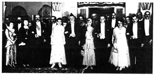 Ελευθέριος Βενιζέλος και Μουσταφά Κεμάλ, συνοδευόμενοι από τις συζύγους τους, μετά την υπογραφή του Ελληνοτουρκικού Συμφώνου Φιλίας. Μουσείο «Ιστορική Μνήμη Ελ. Βενιζέλου», Αθήνα.