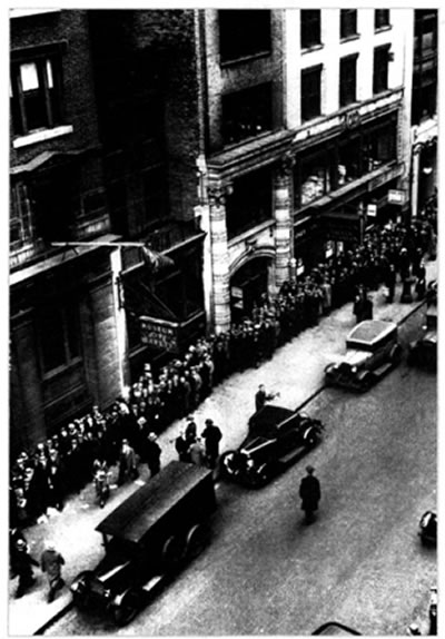 Στην κορύφωση της παγκόσμιας οικονομικής κρίσης, το 1932, χιλιάδες άνεργοι της Νέας Υόρκης στέκονται στην ουρά έξω από το Υπουργείο Απασχόλησης.