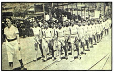 Προπαγανδιστικές φωτογραφίες του καθεστώτος της 4ης Αυγούστου, που απεικονίζουν παρέλαση της EON (Εθνικής Οργάνωσης Νεολαίας), οργάνωσης του μεταξικού καθεστώτος.