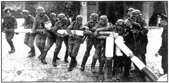 Την 1η Σεπτεμβρίου 1939 η Γερμανία  εισέβαλε στην Πολωνία, επικαλούμενη συνοριακά επεισόδια και την καταπίεση της γερμανικής μειονότητας στη χώρα αυτή. Η Γερμανία αξίωνε την προσάρτηση του Ντάντσιχ και την κατασκευή ελεύθερου ενδιάμεσου διαδρόμου.