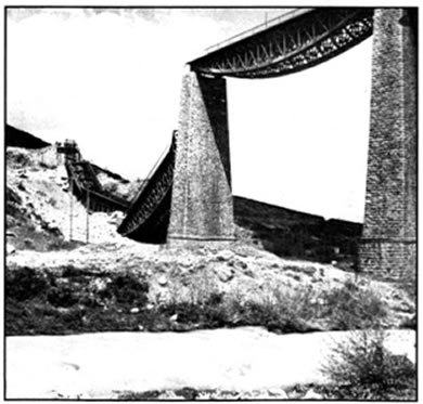 Η κατεστραμμένη γέφυρα του Γοργοποτάμου. Η ανατίναξη της στις 25 Νοεμβρίου 1942 υπήρξε αποτέλεσμα της συντονισμένης δράσης των ελληνικών αντιστασιακών ομάδων του ΕΔΕΣ-ΕΟΕΑ και του ΕΑΜ-ΕΛΑΣ, υπό την καθοδήγηση αγγλικού κλιμακίου με επικεφαλής τον συνταγματάρχη Μάγιερς.