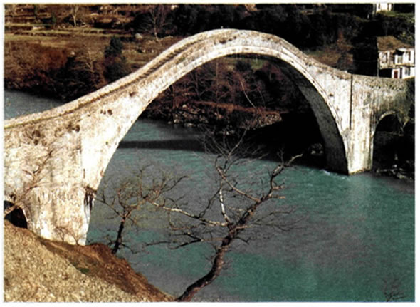 Η ιστορική γέφυρα της Πλάκας στα Τζουμέρκα έμελλε να αποτελέσει μνημείο εθνικής συμφιλίωσης, καθώς εκεί υπογράφηκε στις αρχές του 1944 η συμφωνία κατάπαυσης των εχθροπραξιών μεταξύ των αντιμαχόμενων αντιστασιακών οργανώσεων ΕΛΑΣ και ΕΔΕΣ.