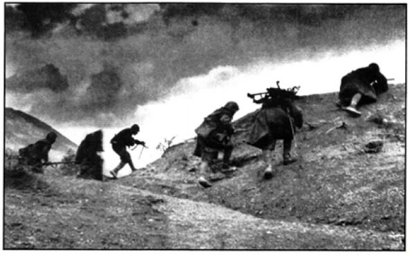 Έλληνες στρατιώτες επιτίθενται για την κατάληψη κάποιου υψώματος.