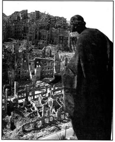 Άποψη της βομβαρδισμένης από τα συμμαχικά στρατεύματα Δρέσδης (Φεβρουάριος 1945).