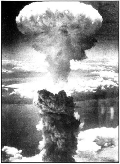 Στις 6 Αυγούστου 1945 οι Αμερικανοί ρίχνουν την πρώτη ατομική βόμβα στη Χιροσίμα, κέντρο της πολεμικής βιομηχανίας των Ιαπώνων, ενώ τρεις ημέρες αργότερα δεύτερη ατομική βόμβα πλήττει το λιμάνι του Ναγκασάκι. Μπροστά στον κίνδυνο της ολοκληρωτικής καταστροφής η Ιαπωνία παραδίδεται άνευ όρων.