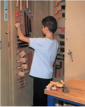 Εικόνα 4.2: Ο μαθητής συγκεντρώνει τα απαραίτητα υλικά και εργαλεία