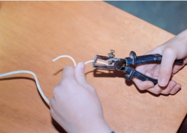 Εικόνα 4.38: Χρήση απογυμνωτών καλωδίων.