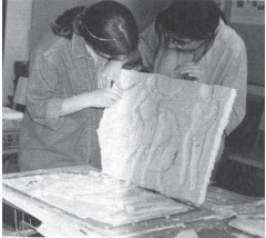 317. Αποκόλληση του γύψινου καλουπιού από το ανάγλυφο