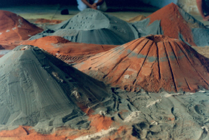 187. I. Μαυρίδης «Καρέκλα» 1998 Η παλιά καρέκλα με το επίχρισμα κόκκινου χώματος απέκτησε δραματική διάσταση και την πολυτιμότητα ενός αντικειμένου μνήμης