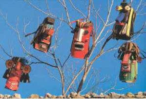 286. Μάσκες-ασαμπλάζ από χαρτόνι, κουτιά, ρολά, χάρτινα πιάτα και χρωματιστά χαρτιά κατασκευασμένες από παιδιά