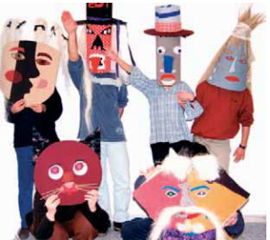 285. Μάσκες με κολλάζ από χαρτόνι και πανιά και ασαμπλάζ με κουτιά, τζίβα και χόρτο κατασκευασμένες από παιδιά