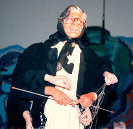 279. Αράχνη αυτοσχεδιασμός από μαθητική παράσταση. Τα χέρια είναι κατασκευασμένα από καλούπι των χεριών της μαθήτριας.