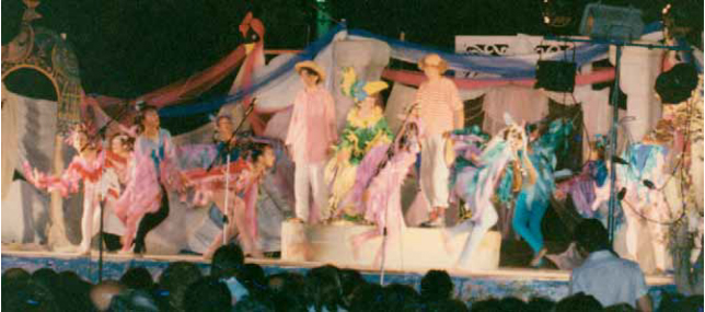 282. Διασκευή της κωμωδίας του Αριστοφάνη «Όρνιθες» Ο χορός των πουλιών. Σκηνή από τη σχολική θεατρική παράσταση