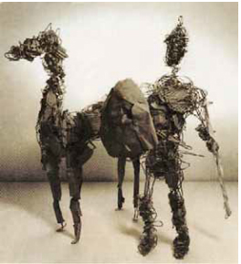 321. Συρμάτινο γλυπτό με κομμάτια χαρτιών