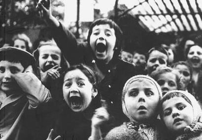 Alfred Eisenstaedt, The puppet show, 1963, στο Εσωτερική αξιολόγηση και προγραμματισμός του εκπαιδευτικού έργου στη σχολική μονάδα, επιμ. Ιωσήφ Σολομών, ΥΠΕΠΘ/ΠΙ, 1999