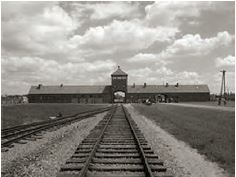 Η πύλη του σιδηροδρόμου στο στρατόπεδο θανάτου Άουσβιτς – Μπίρκεναου