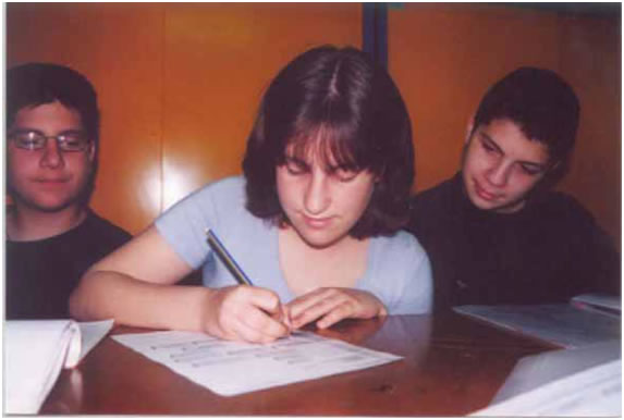 Εικ. 40 H Διευθύντρια Προσωπικού συμπληρώνει τα ονόματα των διευθυντών στο οργανόγραμμα της επιχείρησης της ομάδας.