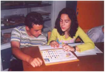 Εικ. 41 Συνεργασία του Διευθυντή Μάρκετινγκ και της Διευθύντριας Σχεδιασμού Προϊόντων, με σκοπό την αξιολόγηση των προτάσεων για το σχεδιασμό νέων προϊόντων της εταιρείας.