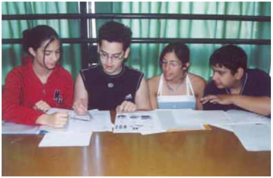 Εικ. 43 Συνάντηση εργασίας των Διευθυντών για να επιλέξουν το τελικό λογότυπο.