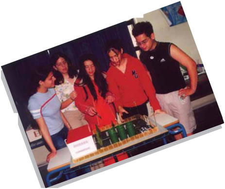 Εικ. 56 Η ομάδα εργασίας παρουσιάζει τη γραπτή εργασία και την κατασκευή του ομοιώματος της βιομηχανίας που μελέτησε