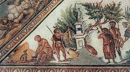 Παράσταση μωσαϊκού από έπαυλη στην Αντιόχεια με σκηνή θυσίας (αρχές 4ου αι.). Παρίσι, Μουσείο Λούβρου. Ο Ιουλιανός δοκίμασε εδώ πικρές απογοητεύσεις, ιδιαίτερα όταν επιχείρησε να τελέσει θυσία ζώου στο ναό του Απόλλωνος στο ειδυλλιακό προάστειο Δάφνη.