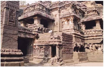 31. Ο ναός της Ελόρα καταλαμβάνει ένα χώρο δυο φορές σαν το χώρο της Ακρόπολης των Αθηνών.