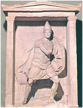 Αττικό επιτύμβιο γλυπτό των τελευταίων χρόνων του 4ου αι. π.Χ. Εικονίζει πάνοπλο οπλίτη, με έκφραση πάθους στο πρόσωπο (Εθνικό Αρχαιολογικό Μουσείο Αθήνας).