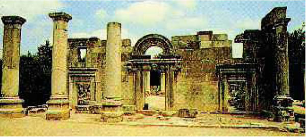 Τα ερείπια της συναγωγής στην Καπερναούμ. Κάτω από το δάπεδό της βρέθηκαν τα ερείπια της πρώτης συναγωγής, όπου είχε διδάξει ο Ιησούς