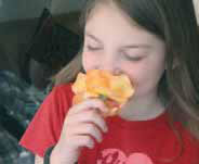 Ο «αγγελιαφόρος» που φεύγει από το τριαντάφυλλο και φτάνει στη μύτη του κοριτσιού είναι τα μόρια του αρώματος