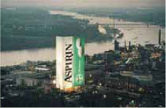 Tο κτίριο της Bayer ντυμένο με τη μακέτα 