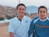 Εικ. 5.22 Τα μονοζυγωτικά δίδυμα, όπως αυτά της φωτογραφίας, προέρχονται από το ίδιο ωάριο και σπερματοζωάριο, άρα έχουν τον ίδιο γονότυπο.