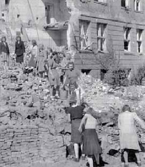 3. Γερμανία, Βερολίνο, 1945:
Μαθήτριες καθαρίζουν ερείπια. 