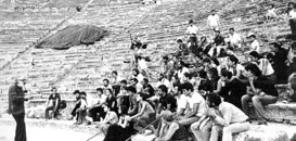 O K. Kουν (όρθιος, αριστερά) στην Eπίδαυρο