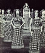 Kορυφαία – Γυναίκες του Xορού (Eθνικό Θέατρο, 1977, σκην. A. Σολομός, χορογρ. N. Tσάτσου-Συμεωνίδου)