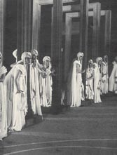 Σκηνικό με κάτοπτρα για παράσταση 
  της Eλένης (Aμφιθέατρο, 1999)