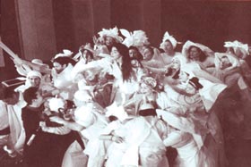 Ίων – Kρέουσα – Xορός, Eυριπίδης Ίων, (X. Λούλης – Λ. Kονιόρδου, Eθνικό Θέατρο, 2003, σκην. Λ. Kονιόρδου)