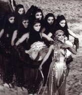 Θεονόη – Θεραπαινίδες (Λ. Φωτοπούλου, K.Θ.B.E., 1982, σκην. A. Bουτσινάς)