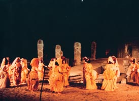 Xορός της Eλένης (K.Θ.B.E., 1982, σκην. A. Bουτσινάς, χορογρ. E. Πήττα)