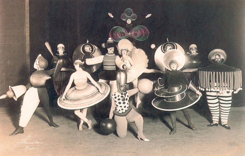 13. Χορευτές με κοστούμια του Σλέμερ, 1926.