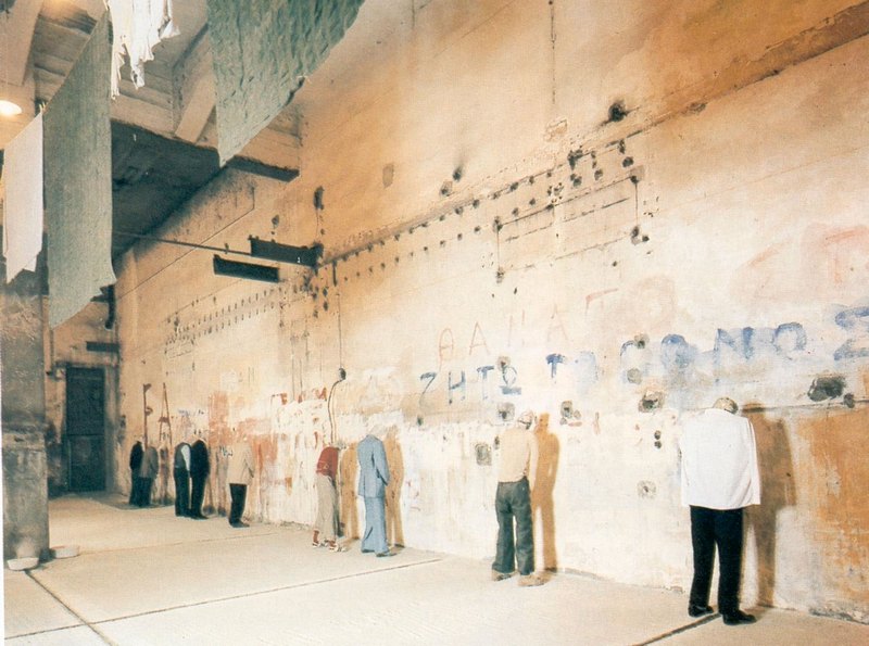 14. Κανιάρης, «Φόρος τιμής στους τοίχους της Αθήνας», 1980, υφασμάτινες φιγούρες και ζωγραφισμένος τοίχος. Σχολιάζοντας ο ίδιος τα έργα του με αυτό τον τίτλο λέει: «Οι λερωμένοι τοίχοι είναι η ιστορία μας. Όχι μόνον η πολιτική μας ιστορία. Τον τοίχο τον βλέπω και σαν ένα σύμβολο, όπου ακουμπάμε, στηριζόμαστε, εναποθέτουμε τις ελπίδες μας. Είναι μια στερεή επιφάνεια, που κρατάει το οικοδόμημα, την ιστορία μας όλη».