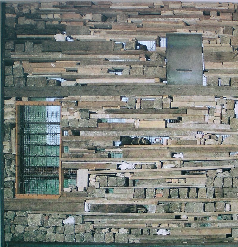 15. Κουνέλης, «Παράθυρο», 1985, πέτρες, ξύλα και γυαλί.